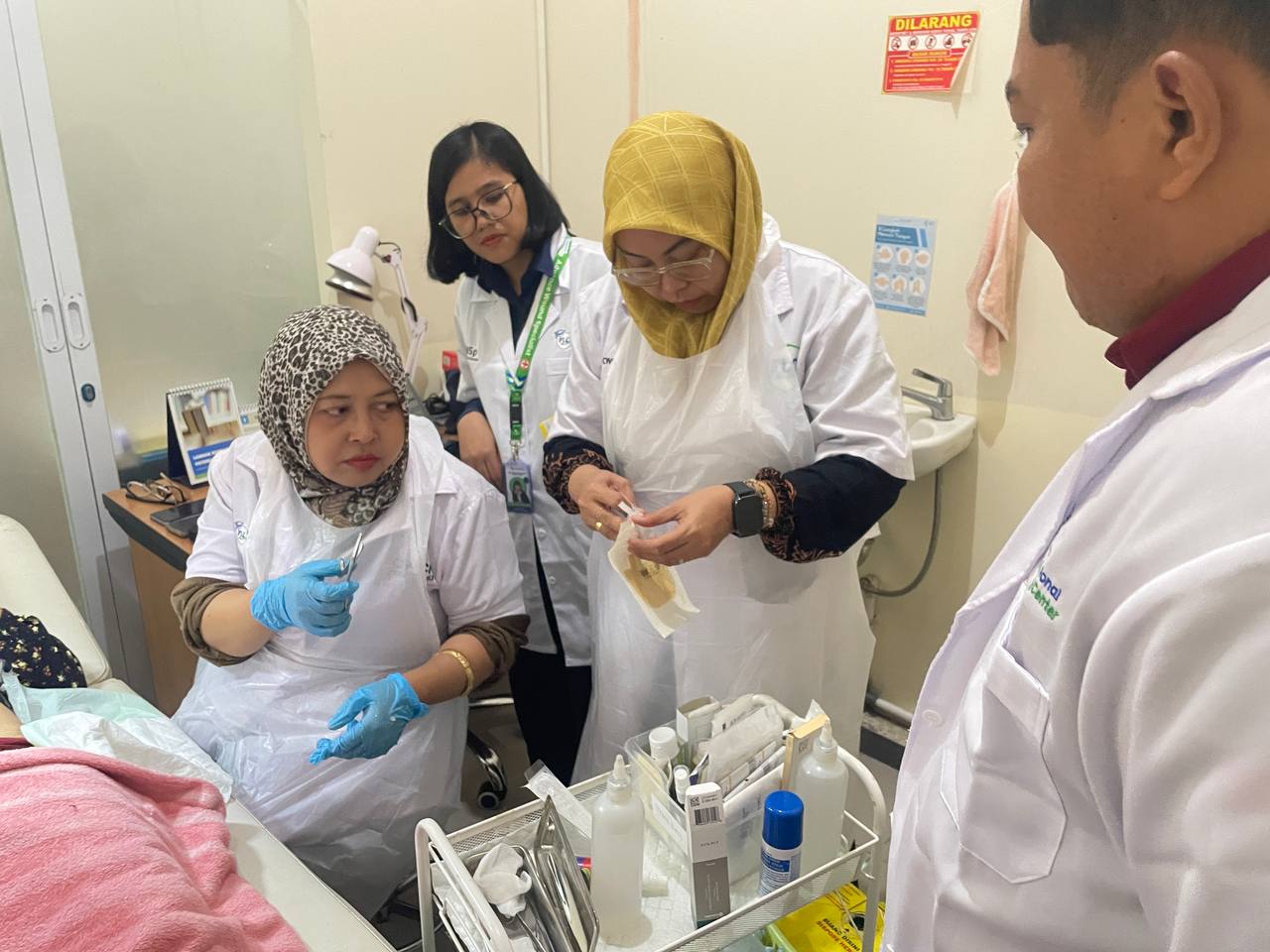 Peserta PLC belajar praktik keterampilan perawatan luka